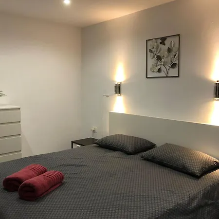 En Victoria Park Apartment *